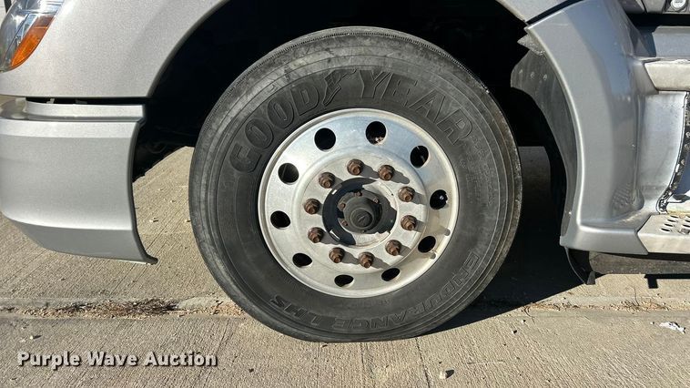 image for item ET6864 2015 Kenworth T680 semi truck