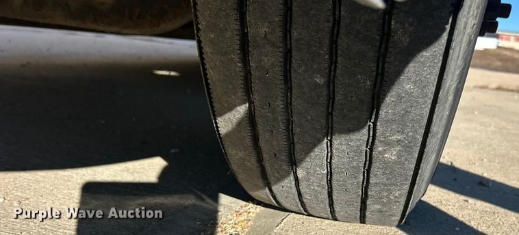 image for item ET6864 2015 Kenworth T680 semi truck