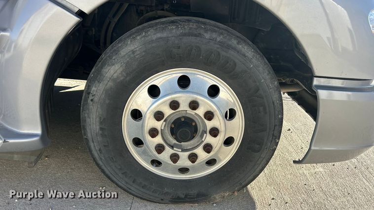 image for item ET6864 2015 Kenworth T680 semi truck