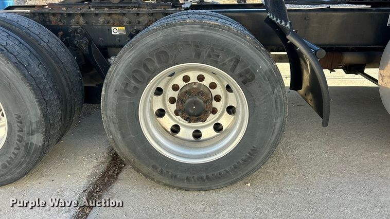 image for item ET6864 2015 Kenworth T680 semi truck