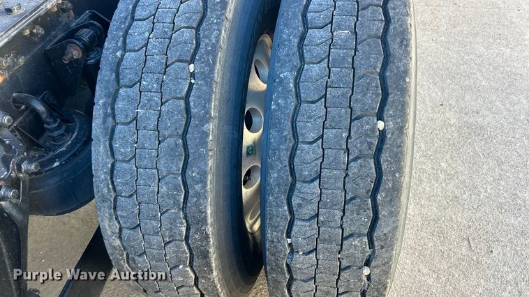 image for item ET6864 2015 Kenworth T680 semi truck