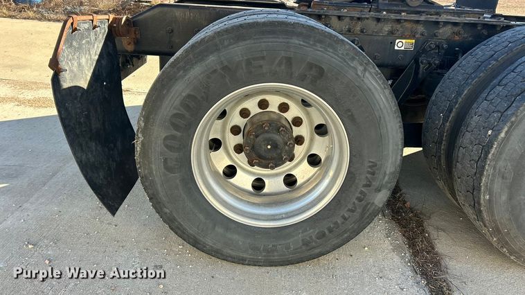 image for item ET6864 2015 Kenworth T680 semi truck