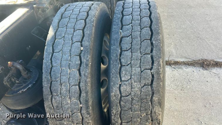 image for item ET6864 2015 Kenworth T680 semi truck