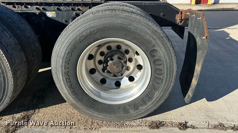 image for item ET6864 2015 Kenworth T680 semi truck