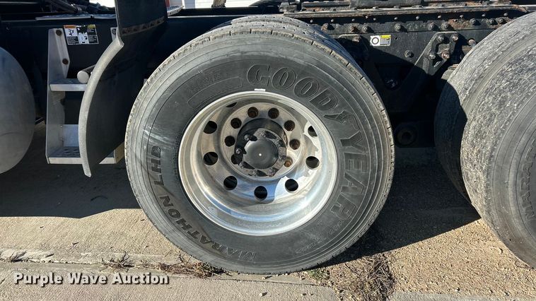 image for item ET6864 2015 Kenworth T680 semi truck