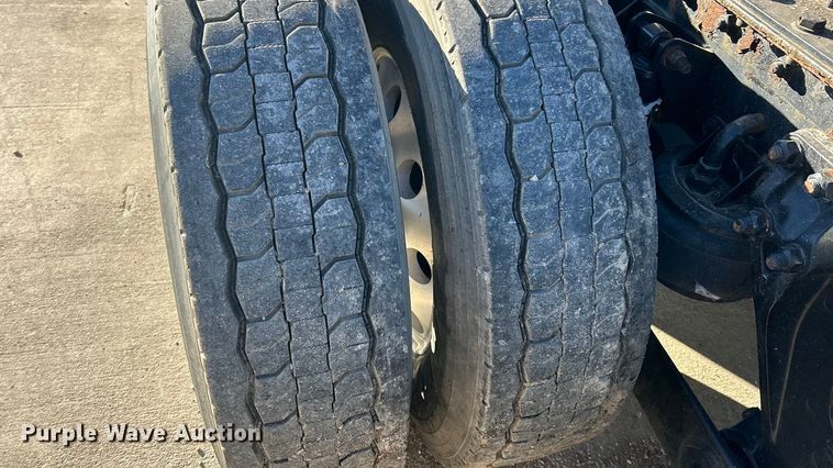 image for item ET6864 2015 Kenworth T680 semi truck