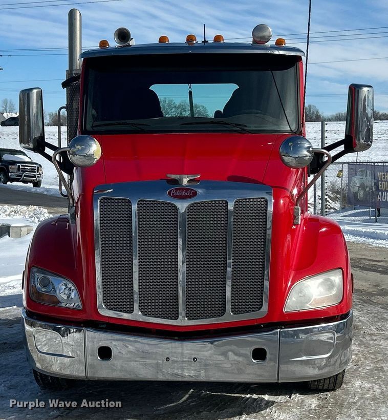 image for item ET6933 2015 Peterbilt 579 semi truck