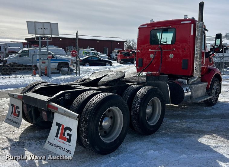 image for item ET6933 2015 Peterbilt 579 semi truck