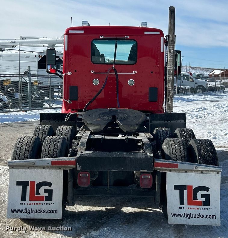 image for item ET6933 2015 Peterbilt 579 semi truck