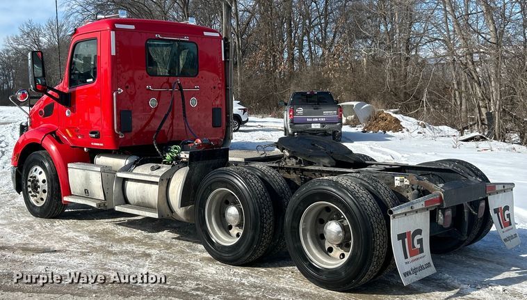 image for item ET6933 2015 Peterbilt 579 semi truck