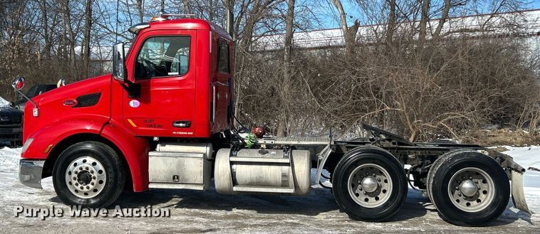 image for item ET6933 2015 Peterbilt 579 semi truck