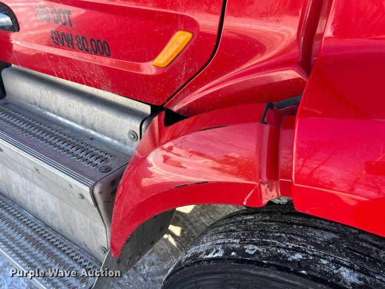 image for item ET6933 2015 Peterbilt 579 semi truck