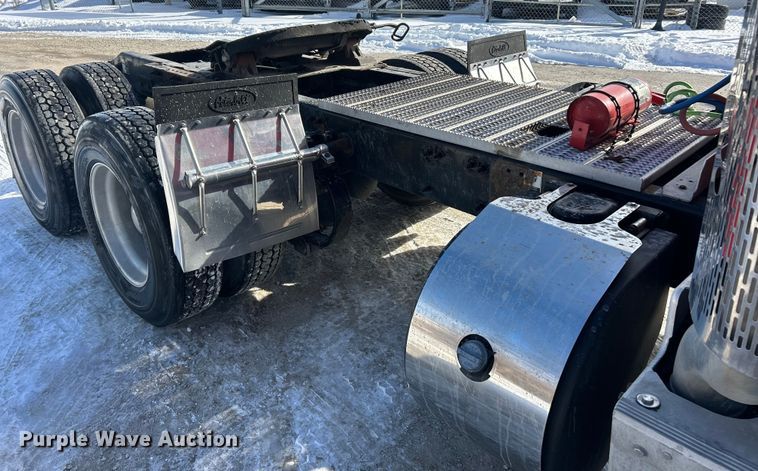 image for item ET6933 2015 Peterbilt 579 semi truck