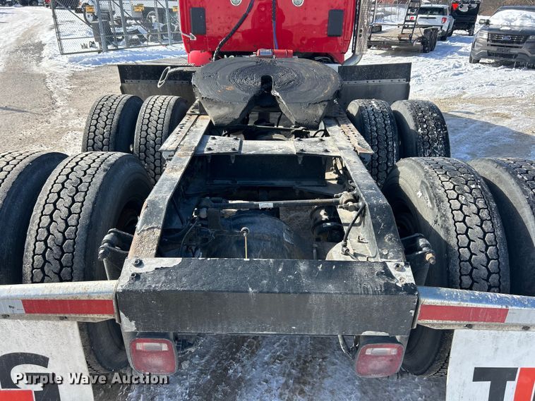 image for item ET6933 2015 Peterbilt 579 semi truck