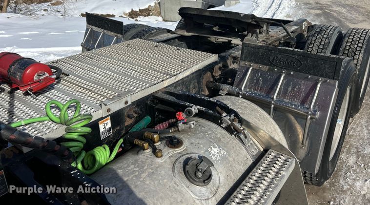 image for item ET6933 2015 Peterbilt 579 semi truck