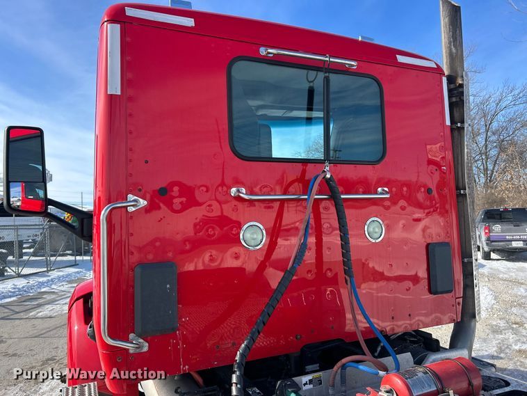 image for item ET6933 2015 Peterbilt 579 semi truck