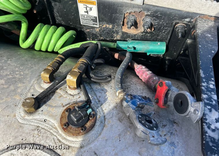 image for item ET6933 2015 Peterbilt 579 semi truck