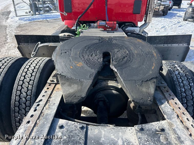 image for item ET6933 2015 Peterbilt 579 semi truck