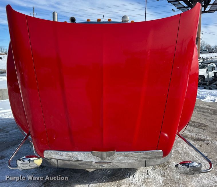 image for item ET6933 2015 Peterbilt 579 semi truck