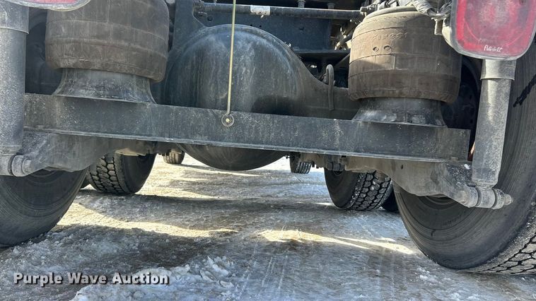 image for item ET6933 2015 Peterbilt 579 semi truck