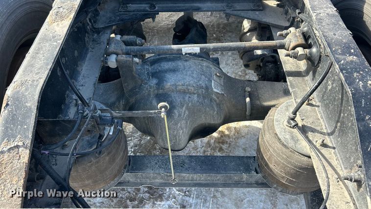 image for item ET6933 2015 Peterbilt 579 semi truck