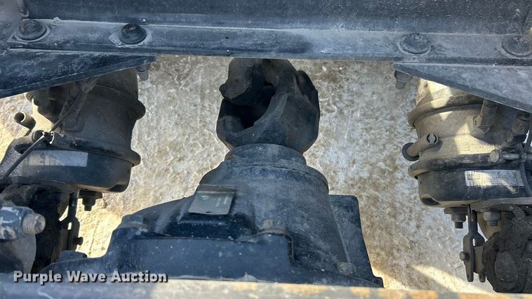 image for item ET6933 2015 Peterbilt 579 semi truck