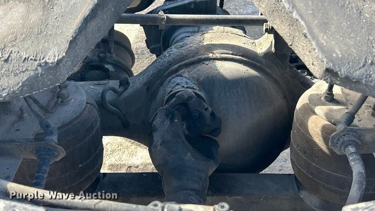 image for item ET6933 2015 Peterbilt 579 semi truck