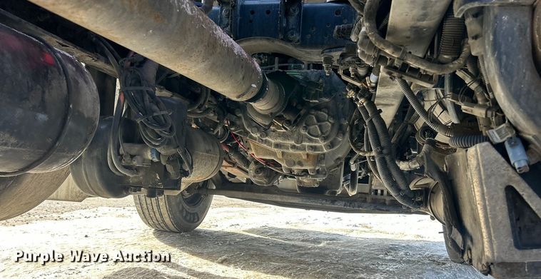 image for item ET6933 2015 Peterbilt 579 semi truck