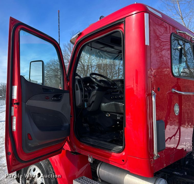 image for item ET6933 2015 Peterbilt 579 semi truck