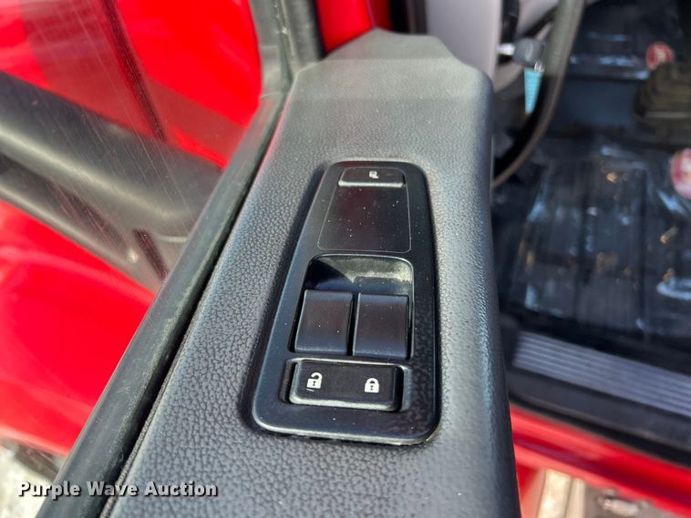 image for item ET6933 2015 Peterbilt 579 semi truck