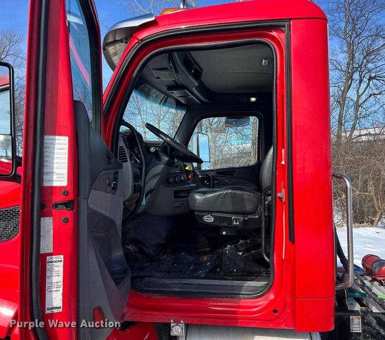 image for item ET6933 2015 Peterbilt 579 semi truck