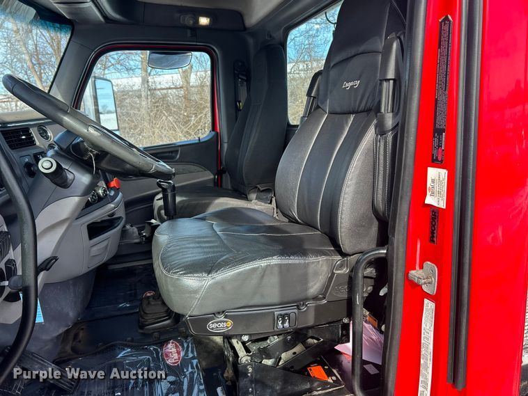 image for item ET6933 2015 Peterbilt 579 semi truck