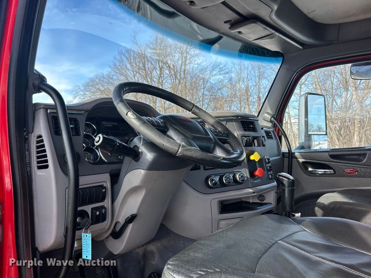 image for item ET6933 2015 Peterbilt 579 semi truck