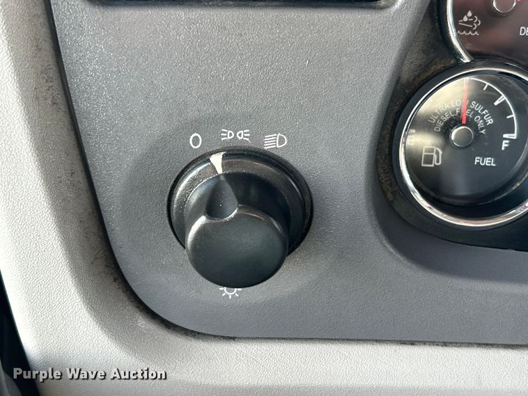 image for item ET6933 2015 Peterbilt 579 semi truck