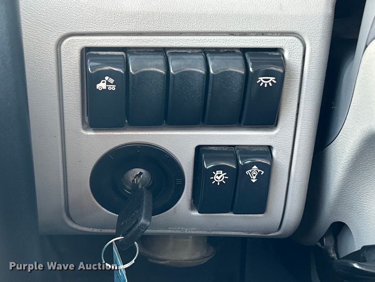 image for item ET6933 2015 Peterbilt 579 semi truck