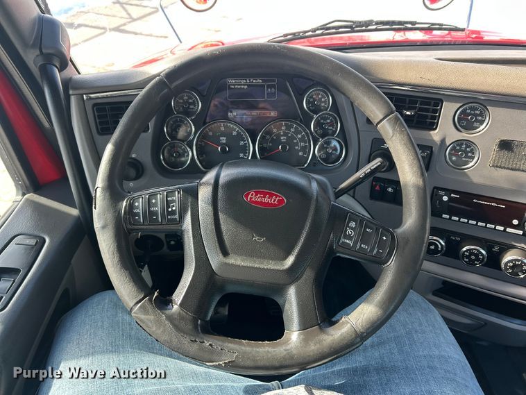 image for item ET6933 2015 Peterbilt 579 semi truck