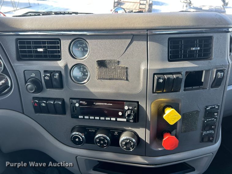 image for item ET6933 2015 Peterbilt 579 semi truck
