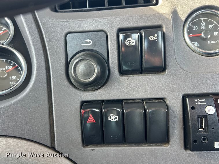 image for item ET6933 2015 Peterbilt 579 semi truck