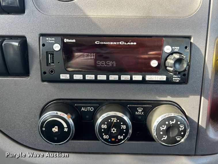 image for item ET6933 2015 Peterbilt 579 semi truck