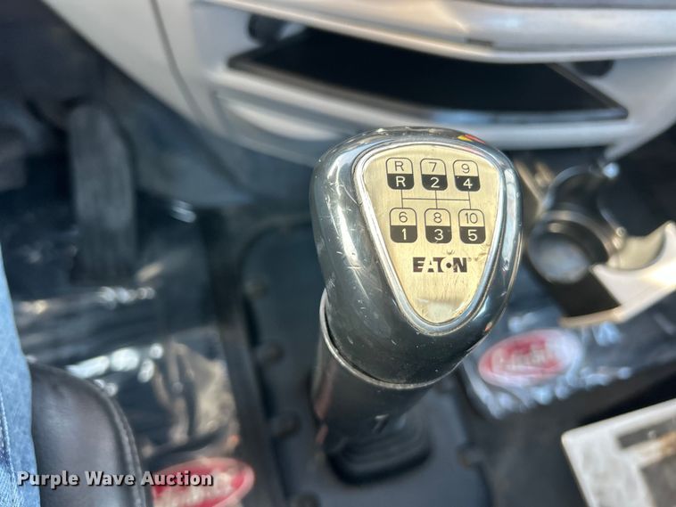 image for item ET6933 2015 Peterbilt 579 semi truck