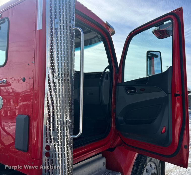 image for item ET6933 2015 Peterbilt 579 semi truck
