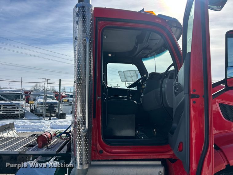 image for item ET6933 2015 Peterbilt 579 semi truck