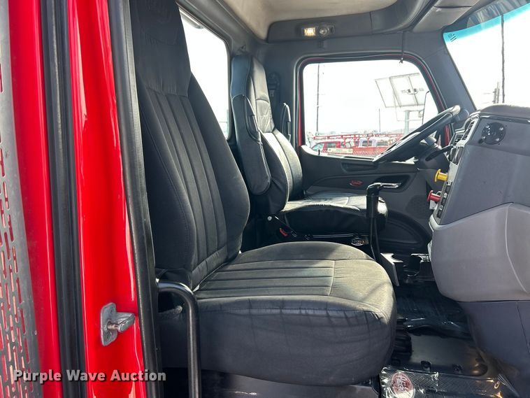 image for item ET6933 2015 Peterbilt 579 semi truck