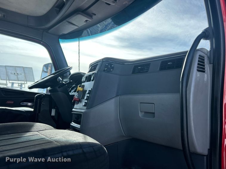 image for item ET6933 2015 Peterbilt 579 semi truck