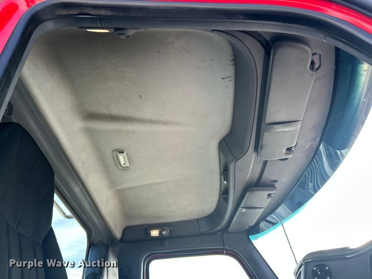 image for item ET6933 2015 Peterbilt 579 semi truck