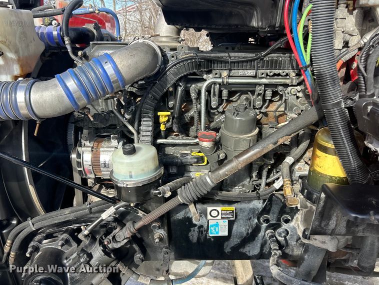 image for item ET6933 2015 Peterbilt 579 semi truck