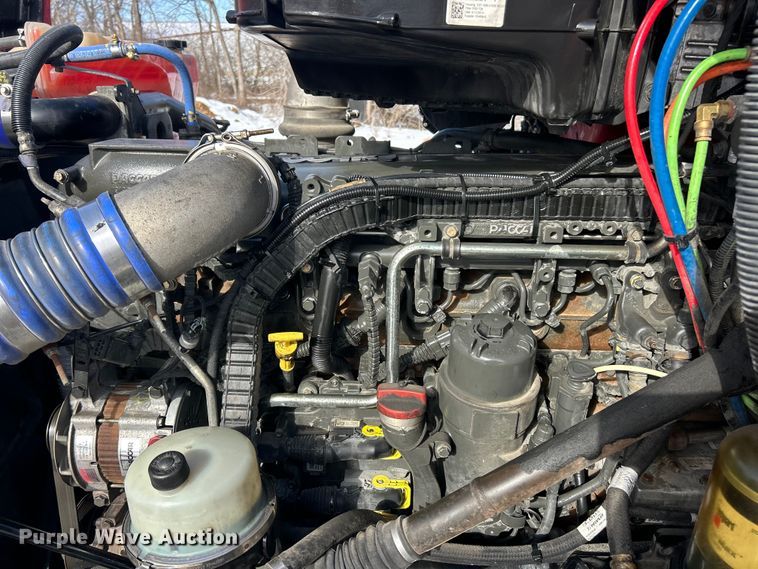 image for item ET6933 2015 Peterbilt 579 semi truck