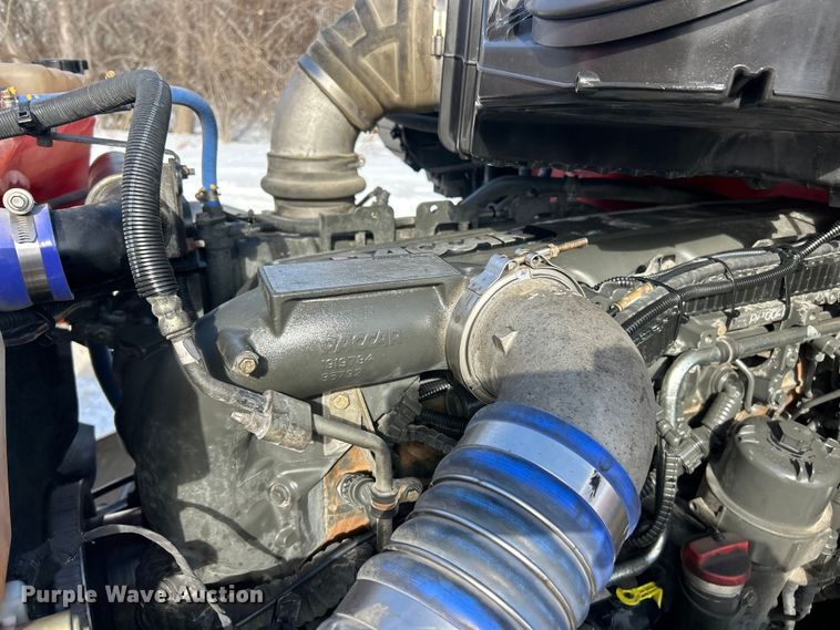 image for item ET6933 2015 Peterbilt 579 semi truck