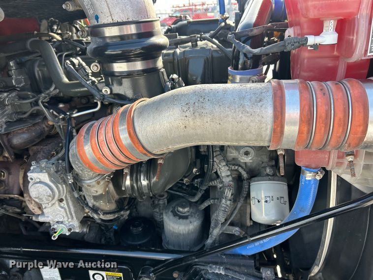 image for item ET6933 2015 Peterbilt 579 semi truck