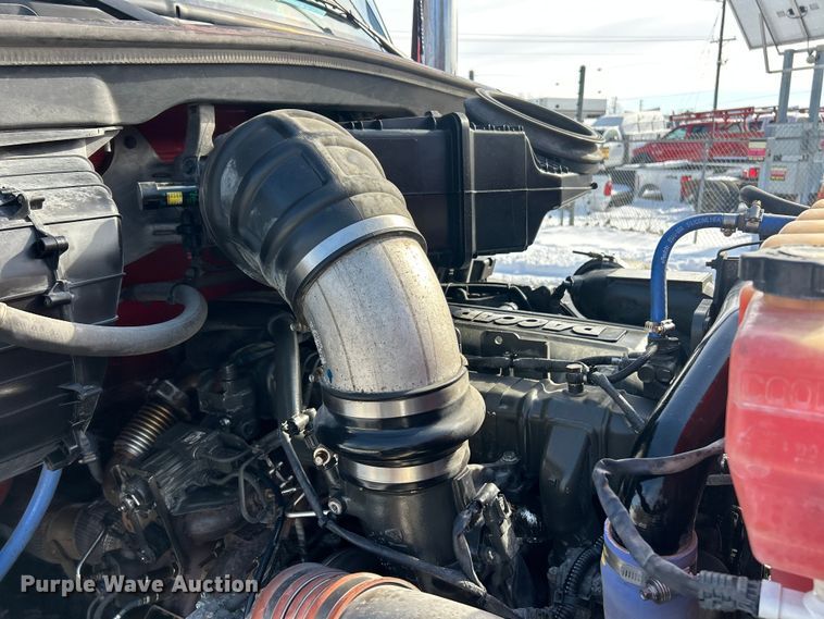 image for item ET6933 2015 Peterbilt 579 semi truck